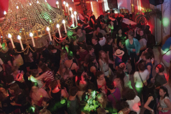 DJ buchen in wien rote bar Musik für dein Event egal ob Firmenevent, Hochzeit oder Chillout