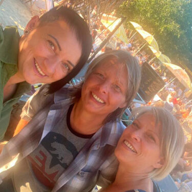 DJ Ingrid Franz (reflex by fly) feiert mit Gästen bei einem 19-jährigen Jubiläum.