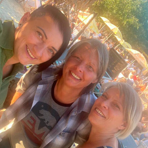 DJ Ingrid Franz (reflex by fly) feiert mit Gästen bei einem 19-jährigen Jubiläum.