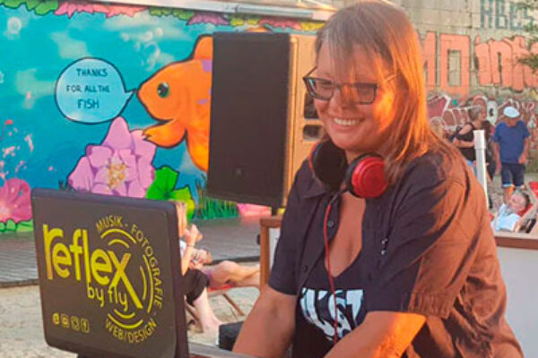 DJ Wien Strandbar Musik DJ Ingrid Franz (reflex by fly) beim Auflegen eines Deep House Sets in der Herrmann Strandbar Wien.