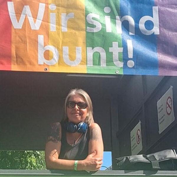 DJ reflex by fly bei der Wien Pride Rainbow Parade für die Stadt Wien