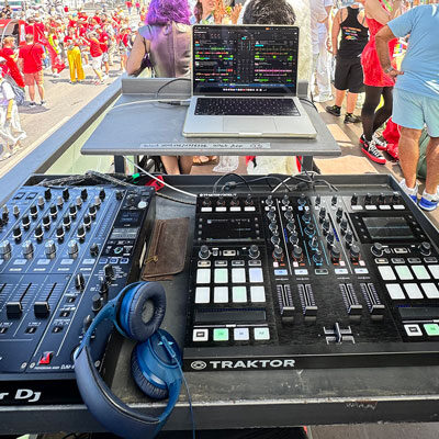 Set-up auf der Regenbogenparade